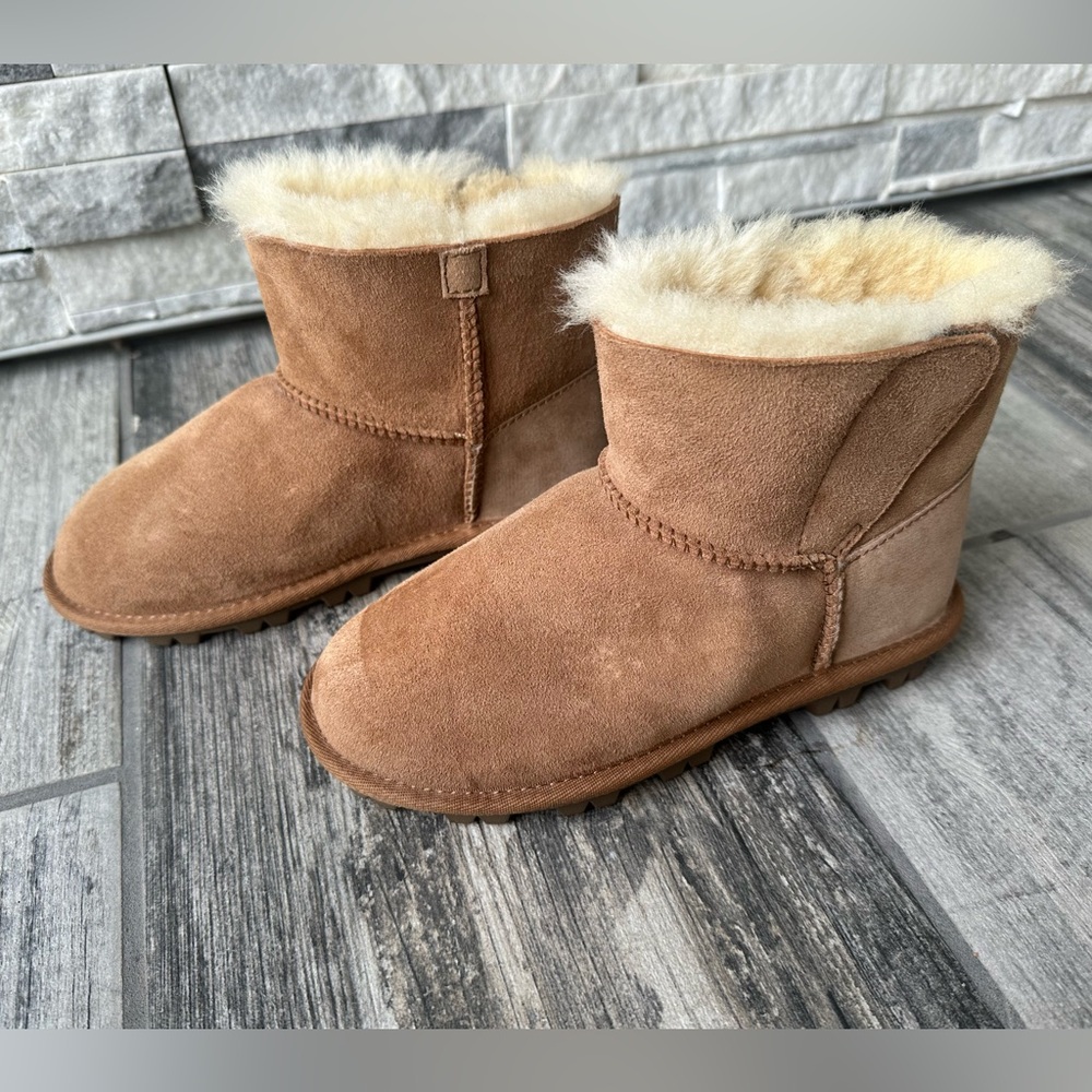 NWOT Kids  Shearling  Wool Sheepskin  Ankle Boot  Booties Neutral Chestnut Sz2